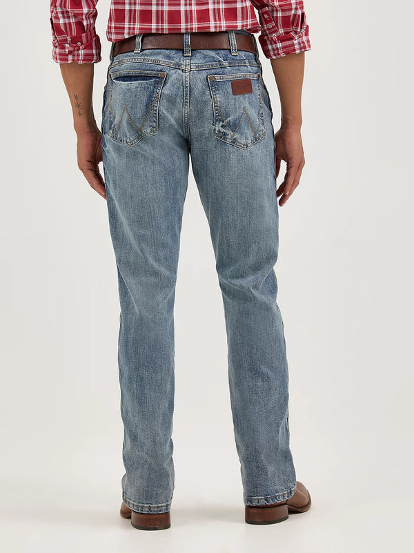 KONTOOR Wrangler men's slim fit bootcut jeans in Greeley wash, casual denim pants for men with a retro style.